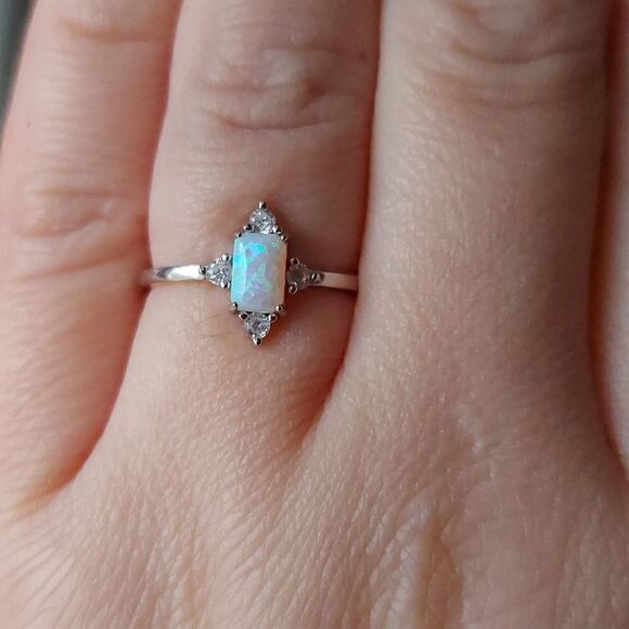 925 Sterling Silver Opal Ring - Picture 4 of 7